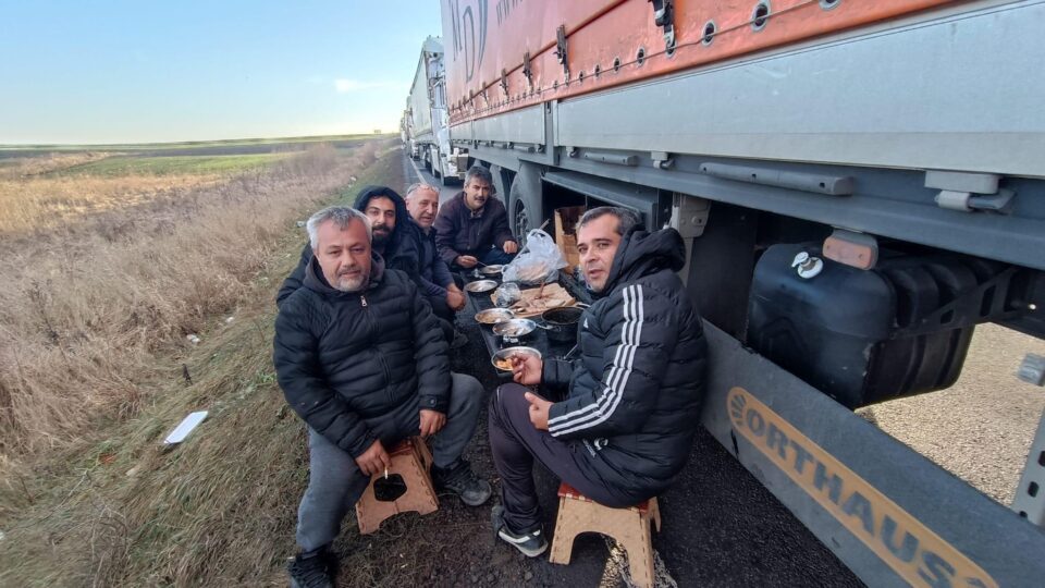 Șoferi turci la masă