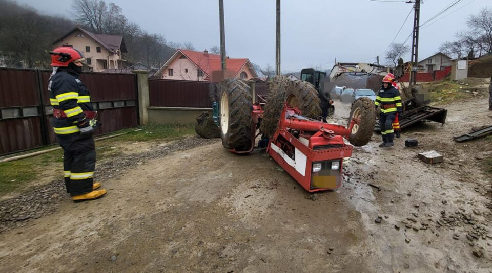 Prins sub un tractor, un tânăr din Suceava a scăpat ca prin minune fără nici o leziune