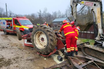Prins sub un tractor, un tânăr din Suceava a scăpat ca prin minune fără nici o leziune
