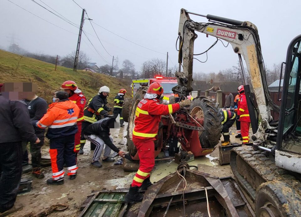 Prins sub un tractor, un tânăr din Suceava a scăpat ca prin minune fără nici o leziune