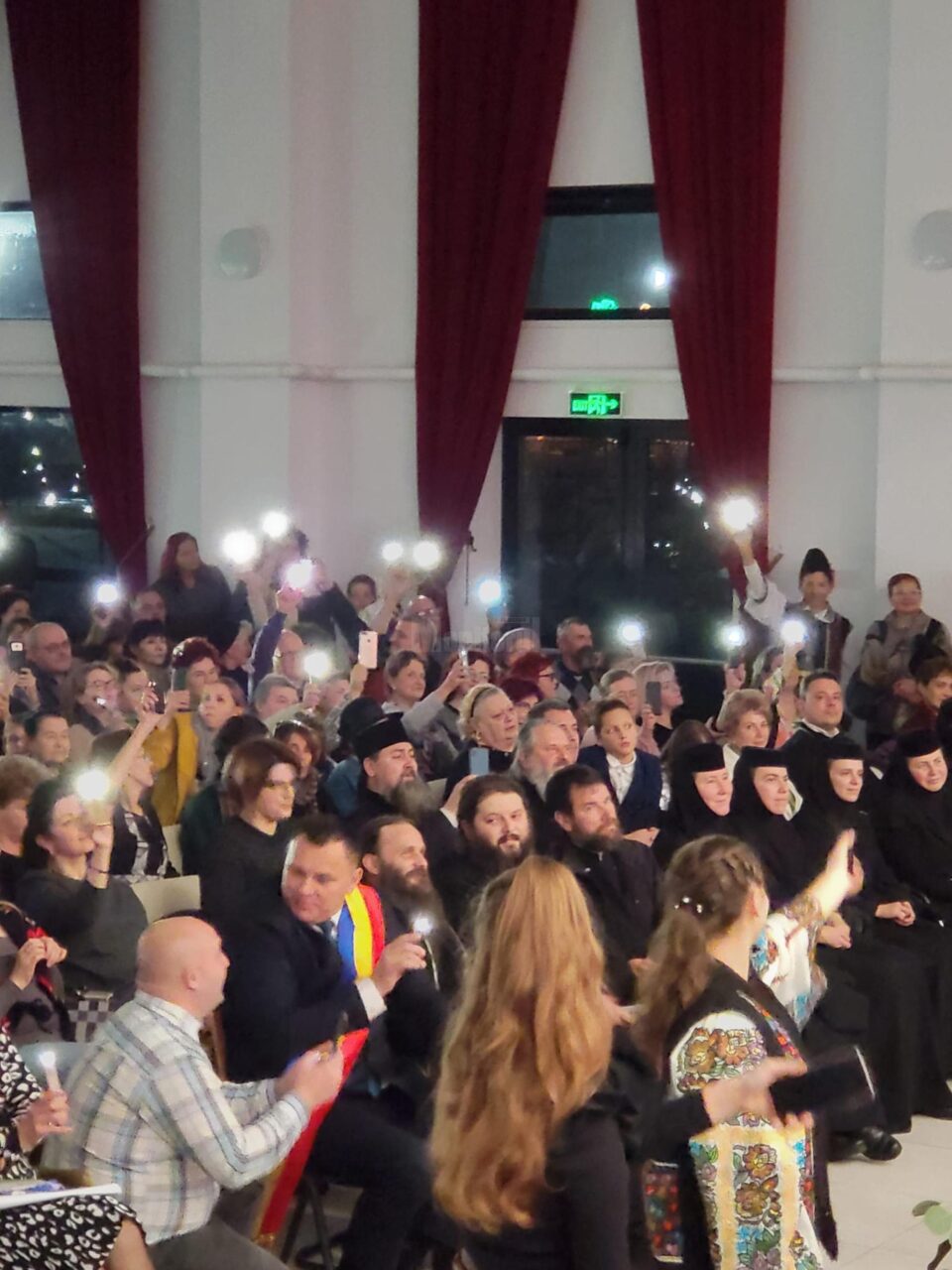 Sala a fost arhiplină la concertul de vineri seară de la Dorna Candrenilor