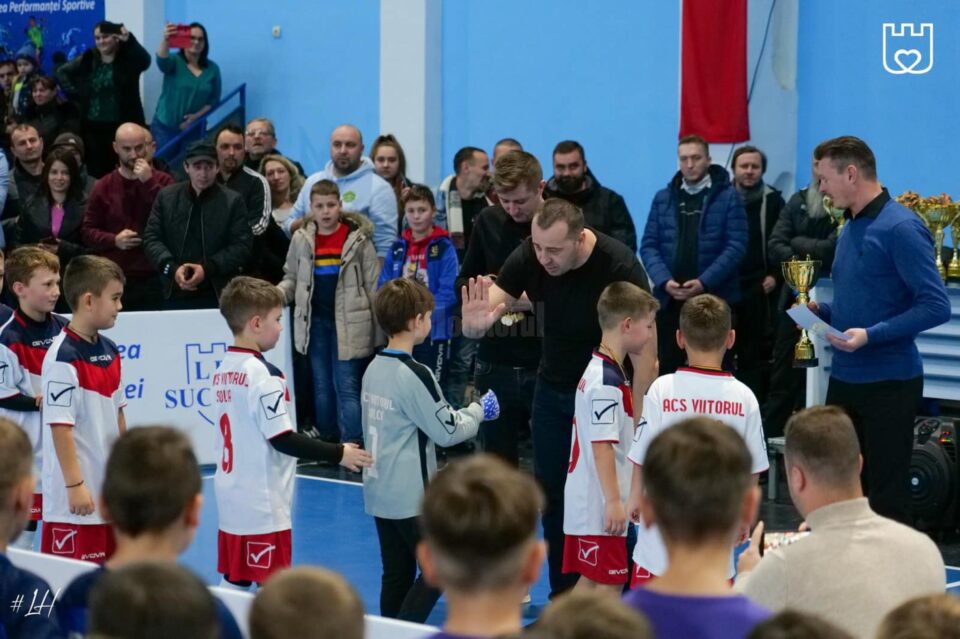 Viceprimarul Lucian Harșovschi a oferit trofee și medalii micilor campioni, alături de cei mai tineri consilieri locali din deliberativul sucevean 3