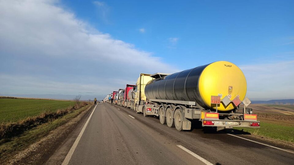 Autoritățile din Cernăuți spun că șoferii de autocamioane preferă să stea în coloană pentru a fi plătiți în plus Autoritățile din Cernăuți spun că șoferii de autocamioane preferă să stea în coloană pentru a fi plătiți în plus