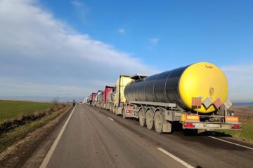Autoritățile din Cernăuți spun că șoferii de autocamioane preferă să stea în coloană pentru a fi plătiți în plus