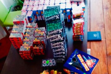 Peste 400 de obiecte pirotehnice, confiscate de jandarmi de la un bărbat