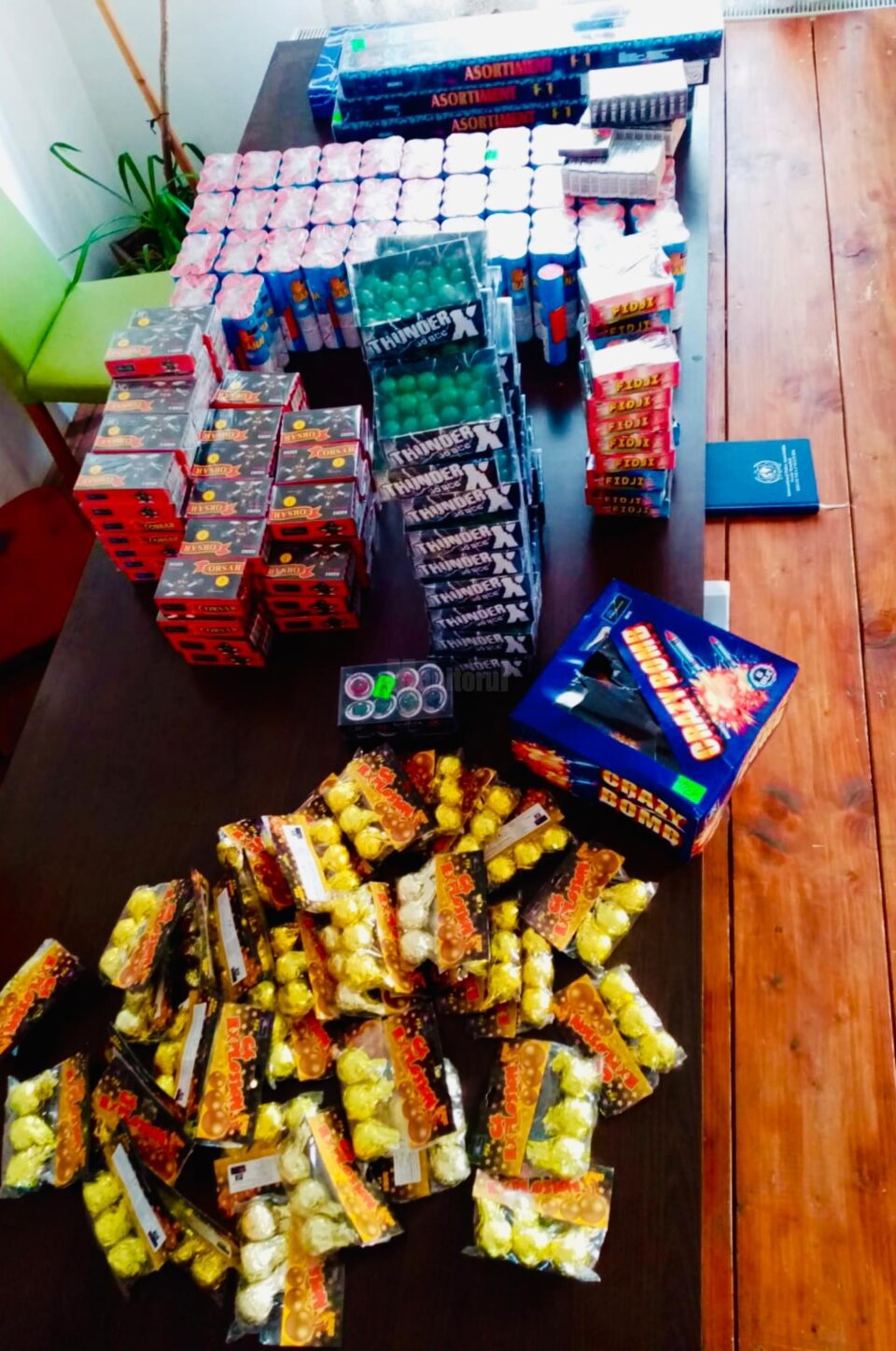 Peste 400 de obiecte pirotehnice, confiscate de jandarmi de la un bărbat