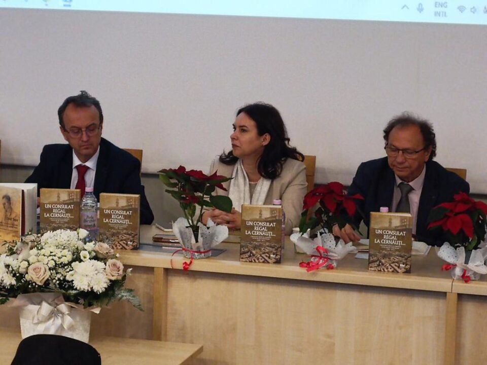 Consulul General Irina Loredana Stănculescu alături de poetul Arcadie Suceveanu și prof. univ. dr. Mircea A. Diaconu, la lansarea volumelor în cadrul USV