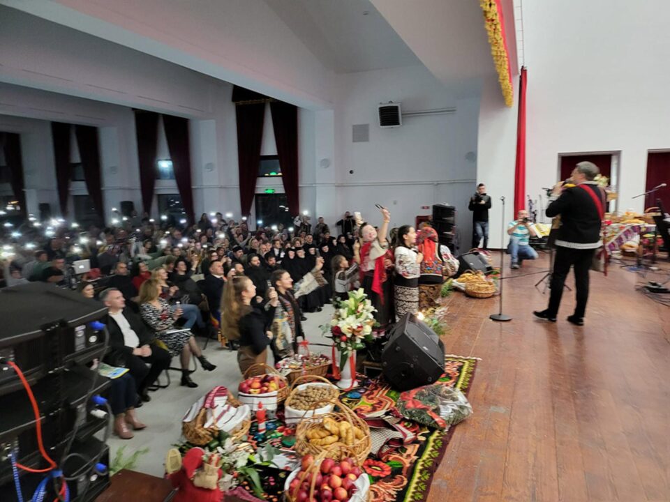 Spectacol pe cinste la Dorna Candrenilor