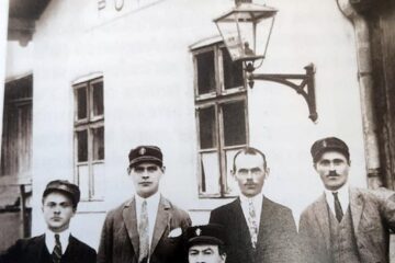 Șeful stației CFR Putna, Ion Gradin, mult pomenit de putneni pentru popularitatea lui, și un grup de colaboratori în 1929 (fotografie din Monografia ”Putna de altădată”)