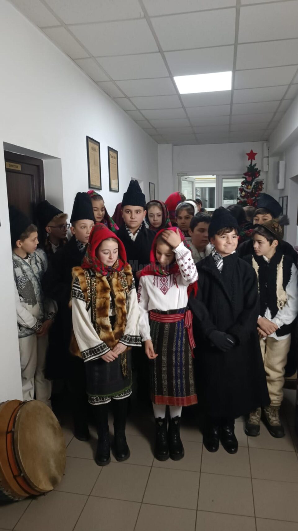Elevi de la Școala Gimnazială Stulpicani au colindat redacția Monitorului de Suceava