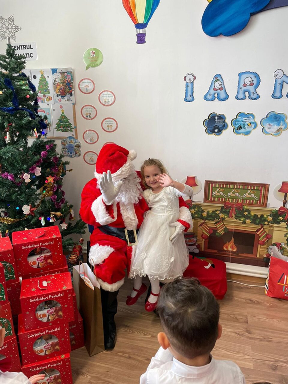 Peste 1.200 de pachete au fost oferite de Primăria Ipotești elevilor și copiilor de grădiniță