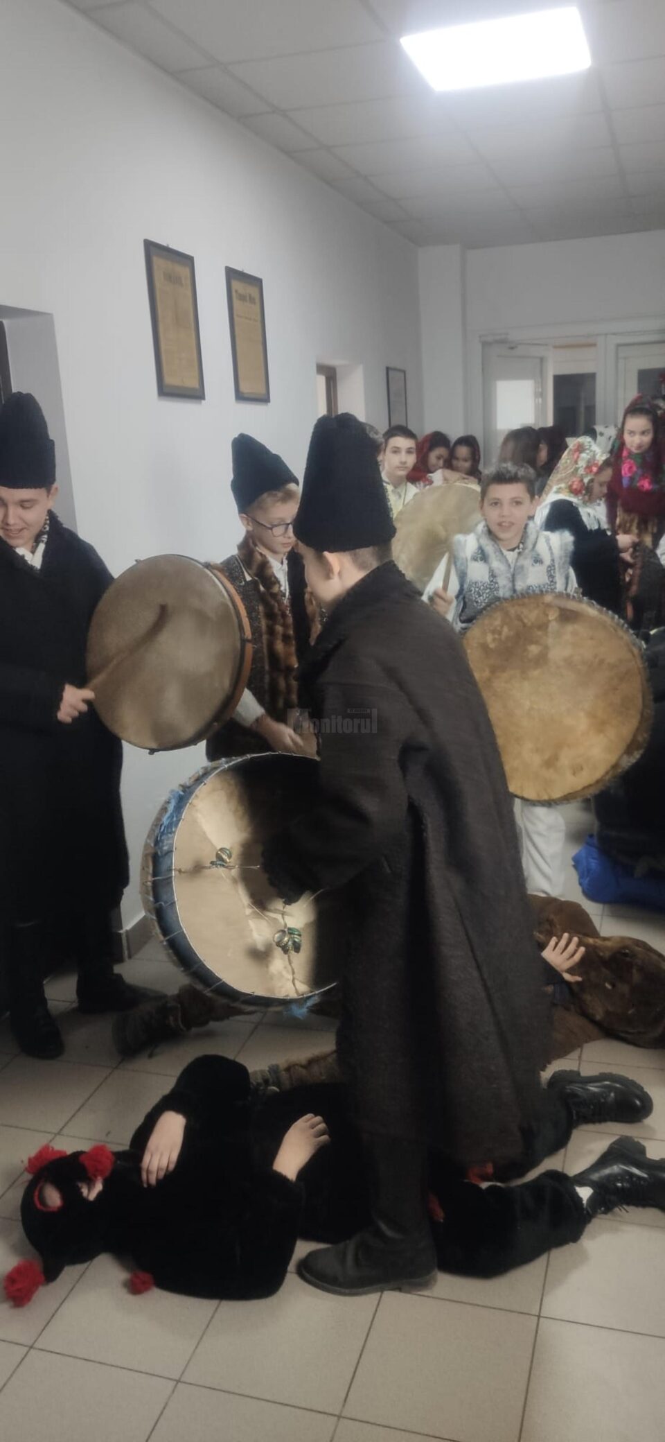 Elevi de la Școala Gimnazială Stulpicani au colindat redacția Monitorului de Suceava