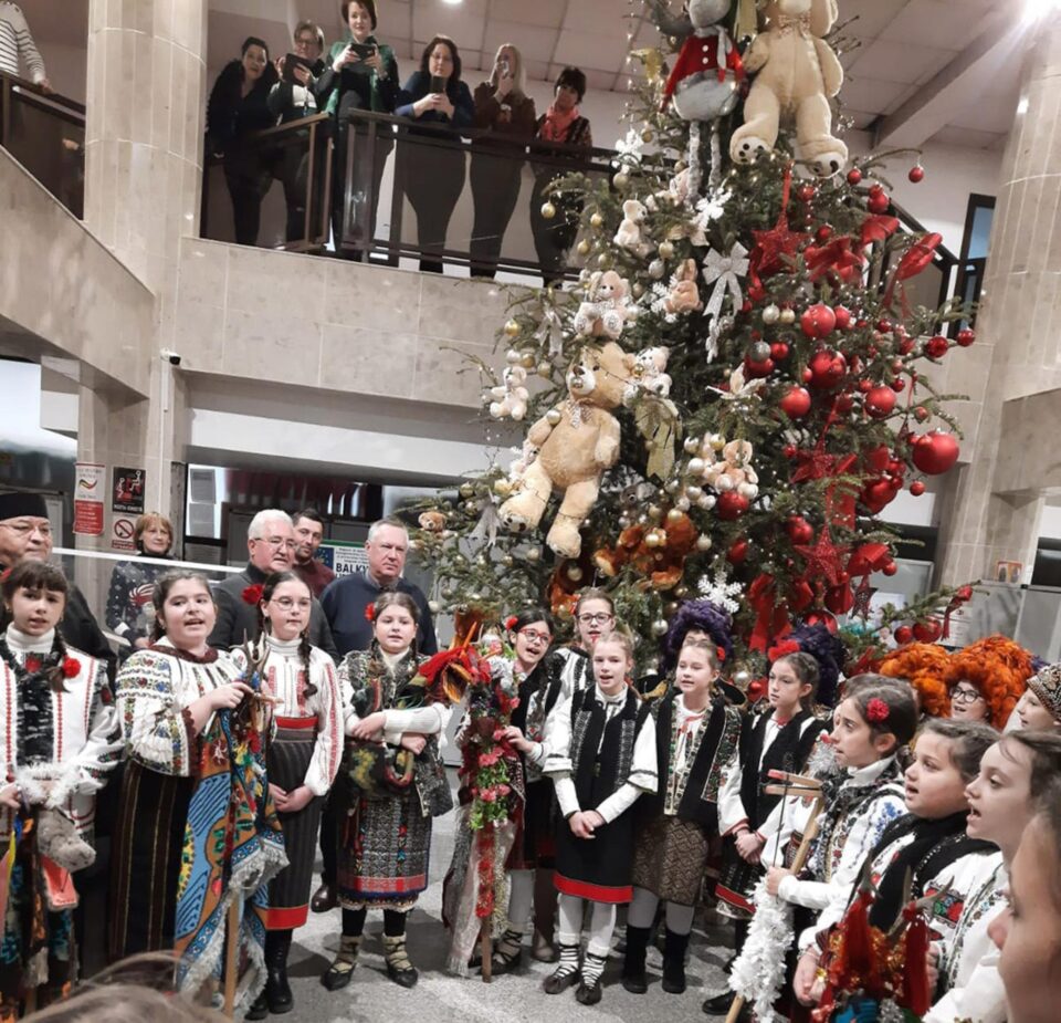 Colindătorii veniți la Primăria Suceava, primiți de primarul Ion Lungu