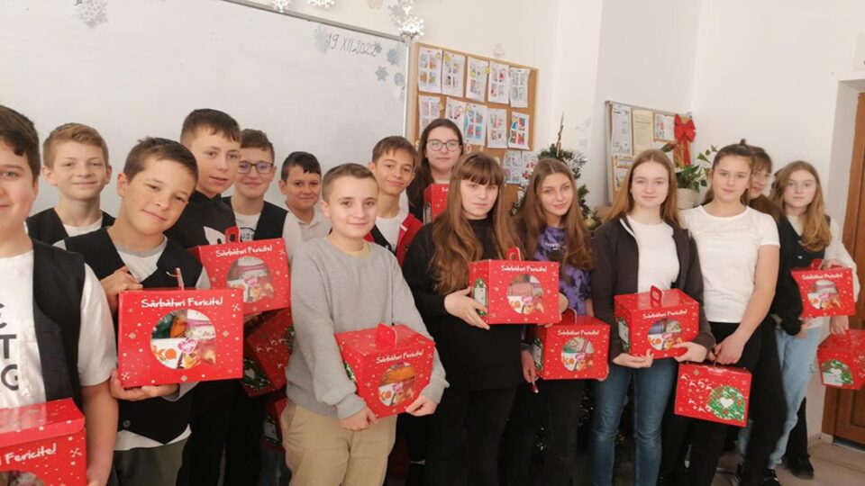 Peste 1.200 de pachete au fost oferite de Primăria Ipotești elevilor și copiilor de grădiniță