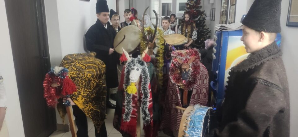 Elevi de la Școala Gimnazială Stulpicani au colindat redacția Monitorului de Suceava
