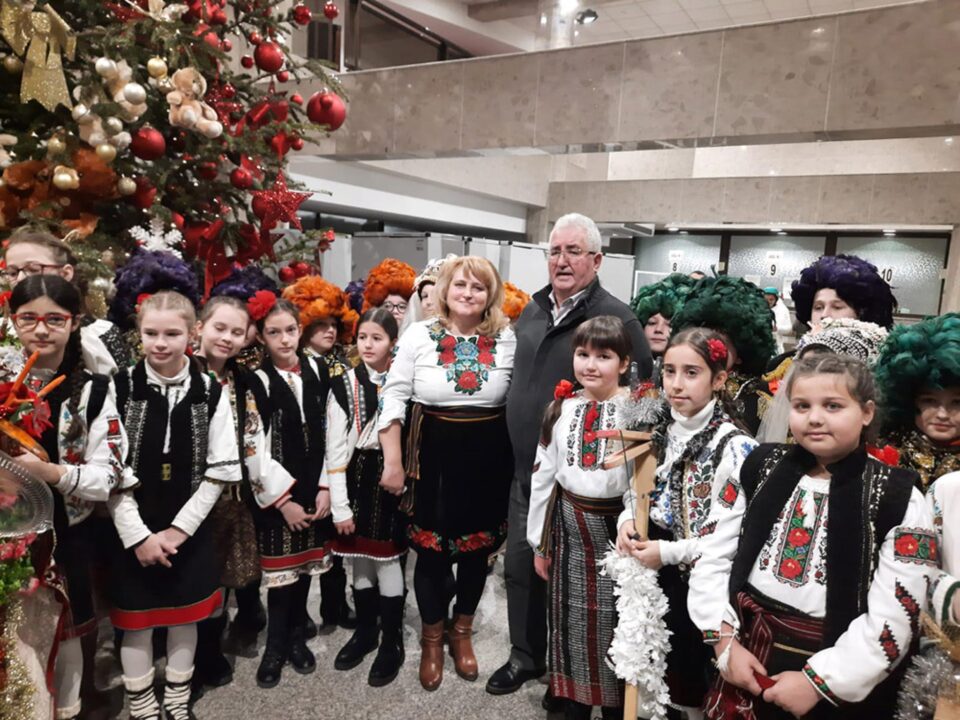 Colindătorii veniți la Primăria Suceava, primiți de primarul Ion Lungu