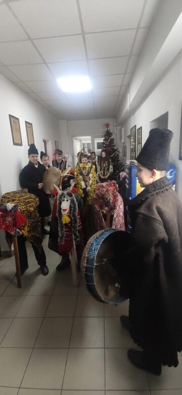 Elevi de la Școala Gimnazială Stulpicani au colindat redacția Monitorului de Suceava