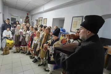 Elevi ai Școlii Gimnaziale Nr. 2 Mălini au colindat redacția Monitorului de Suceava