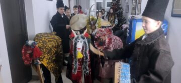 Elevi de la Școala Gimnazială Stulpicani au colindat redacția Monitorului de Suceava