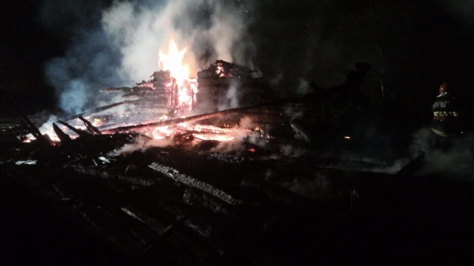 Incendiu devastator la Vatra Moldoviței
