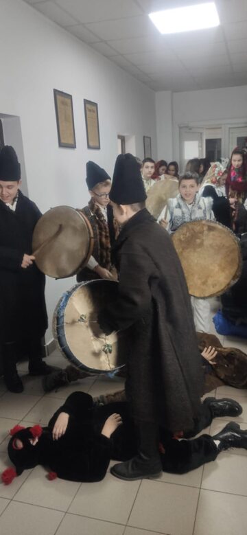 Elevi de la Școala Gimnazială Stulpicani au colindat redacția Monitorului de Suceava