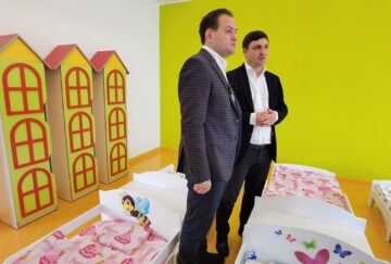 Elisei Bidu și Viorel Simion, asociații din cadrul companiei Simion Tehnoconstruct, care a realizat în timp record prima creșă „verde” din România