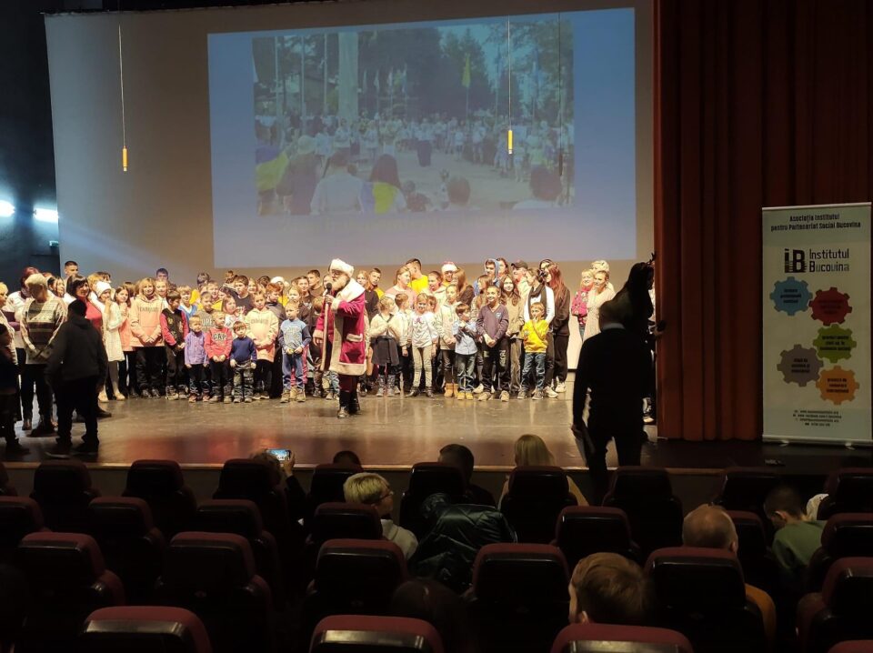 Peste 150 de copii din Ucraina au susținut un spectacol de colinde pe scena Teatrului „Matei Vișniec” Suceava