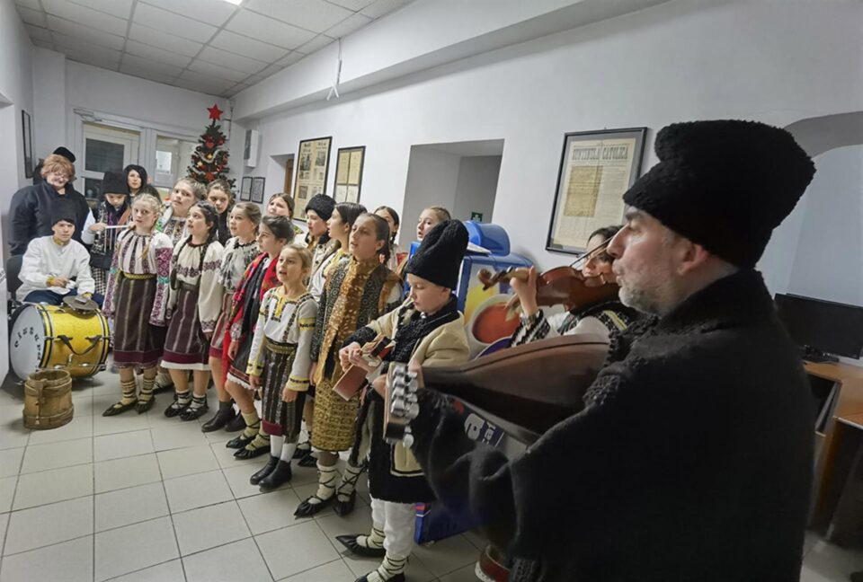 Elevi ai Școlii Gimnaziale Nr. 2 Mălini au colindat redacția Monitorul de Suceava
