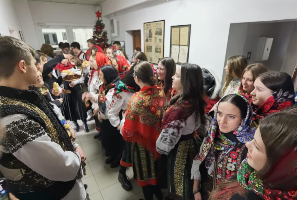 „Caravana de colinde” ATOS a ajuns joi la Monitorul de Suceava