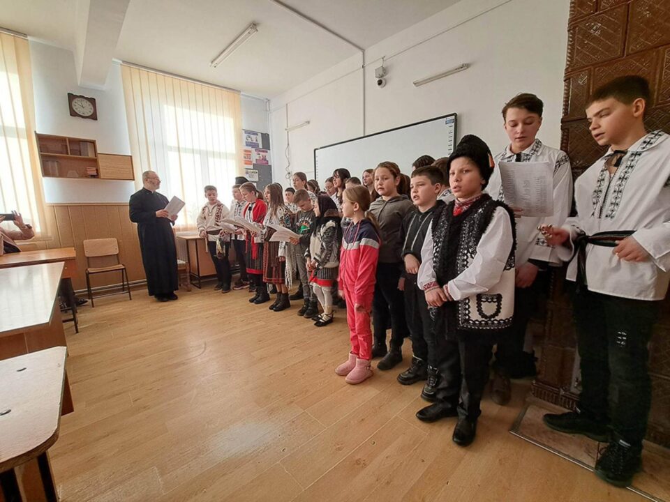 Elevii Școlii Gimnaziale Zamostea, vestitori ai Nașterii Domnului