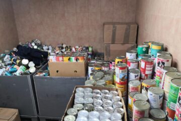 Peste 18 tone de alimente pentru câini – hrană uscată și hrană umedă, au ajuns la adăpostul de animale al Sucevei, din Germania