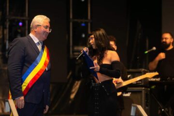 Primarul Ion Lungu și INNA pe scena Zilelor Sucevei, în 2022