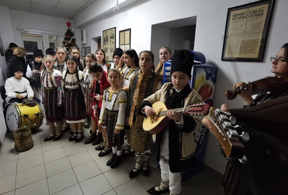 Elevi ai Școlii Gimnaziale Nr. 2 Mălini au colindat redacția Monitorului de Suceava