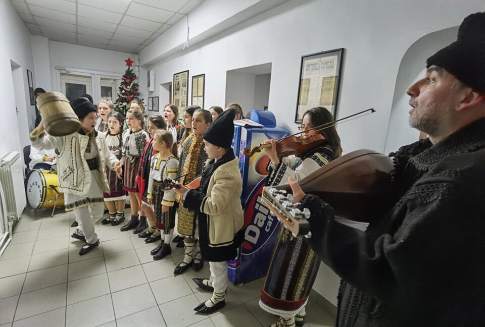 Elevi ai Școlii Gimnaziale Nr. 2 Mălini au colindat redacția Monitorului de Suceava