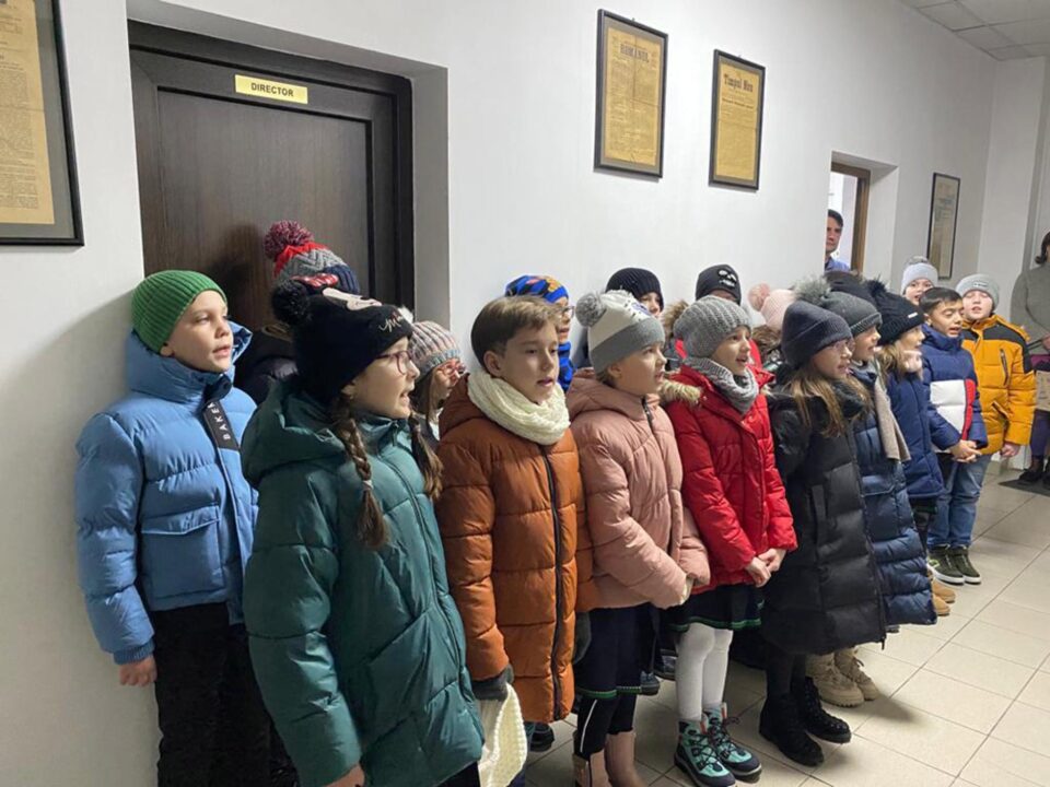 Copiii din clasa a III-a de la Școala Gimnazială „Sf. Ioan cel Nou” din Suceava, cu colinda la Monitorul