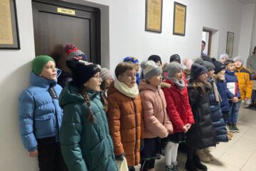 Copiii din clasa a III-a de la Școala Gimnazială „Sf. Ioan cel Nou” din Suceava, cu colinda la Monitorul