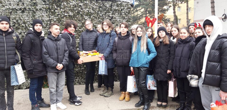 Familii nevoiașe, refugiați și copii sărmani, ajutați în prag de sărbători de Colegiul „E. Hurmuzachi”
