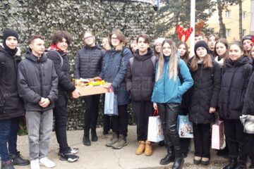 Familii nevoiașe, refugiați și copii sărmani, ajutați în prag de sărbători de Colegiul „E. Hurmuzachi”