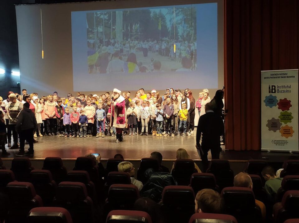 Peste 150 de copii din Ucraina au susținut un spectacol de colinde pe scena Teatrului „Matei Vișniec” Suceava