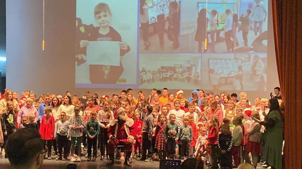Peste 150 de copii din Ucraina au susținut un spectacol de colinde pe scena Teatrului „Matei Vișniec” Suceava