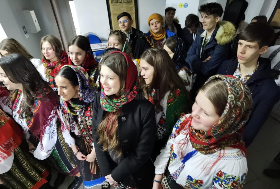 „Caravana de colinde” ATOS a ajuns joi la Monitorul de Suceava