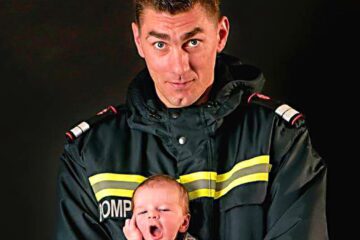 Pompierul Adrian Ungureanu impreună cu fiul său, Amedeo