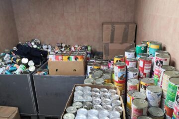 Peste 18 tone de alimente pentru câini – hrană uscată și hrană umedă, au ajuns la adăpostul de animale al Sucevei, din Germania