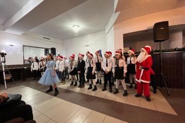 Spectacol de colinde oferit bătrânilor de la Casa Seniorilor „Viața Bună” din Gura Humorului