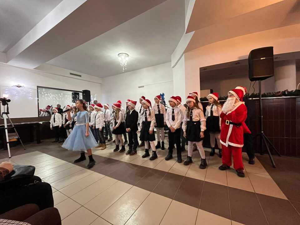 Spectacol de colinde oferit bătrânilor de la Casa Seniorilor „Viața Bună” din Gura Humorului