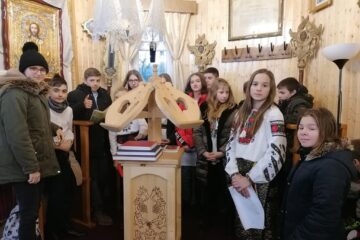 ”Larg deschideți poarta! N-am venit să cerem, ci-am venit să dăm!”, parteneriat între școală și biserică, la Poieni - Udești
