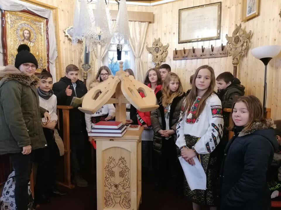 ”Larg deschideți poarta! N-am venit să cerem, ci-am venit să dăm!”, parteneriat între școală și biserică, la Poieni - Udești
