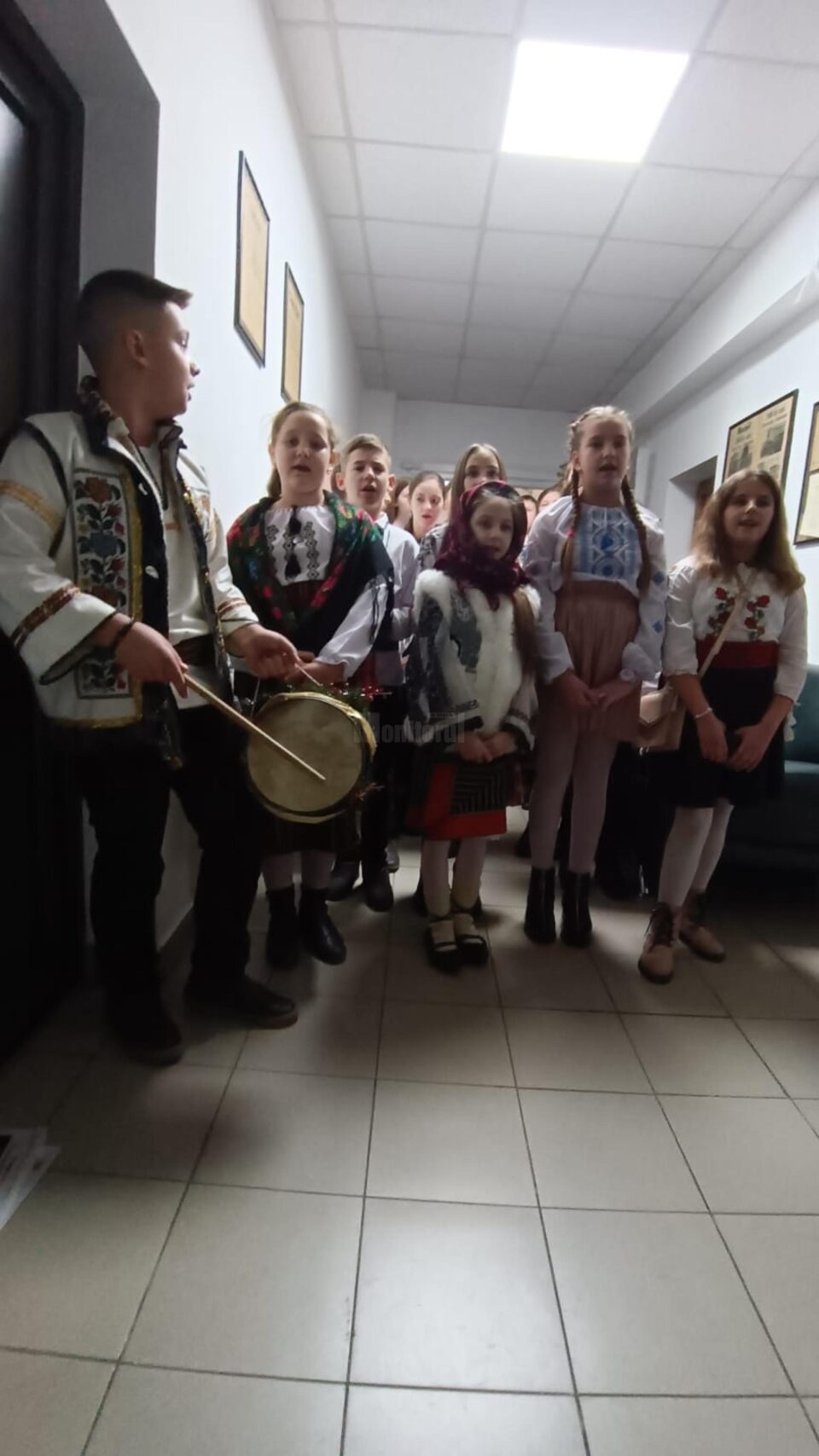 Elevii Școlii Gimnaziale Zamostea au venit cu colinda la ”Monitorul de Suceava”