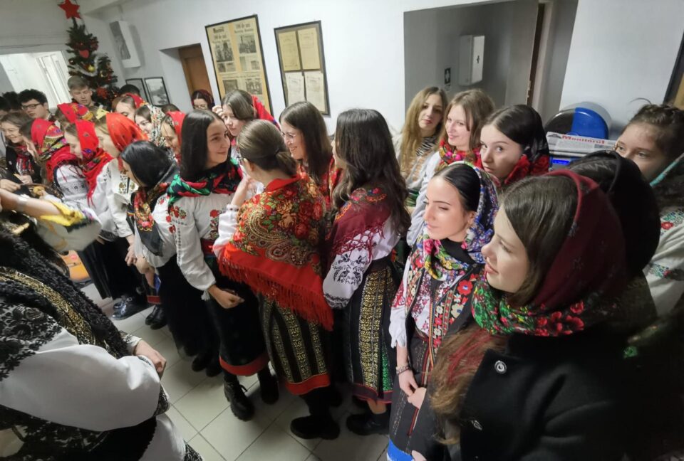 „Caravana de colinde” ATOS a ajuns joi la Monitorul de Suceava