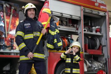 Pompierul Adrian Ungureanu împreună cu fiul său, Amedeo